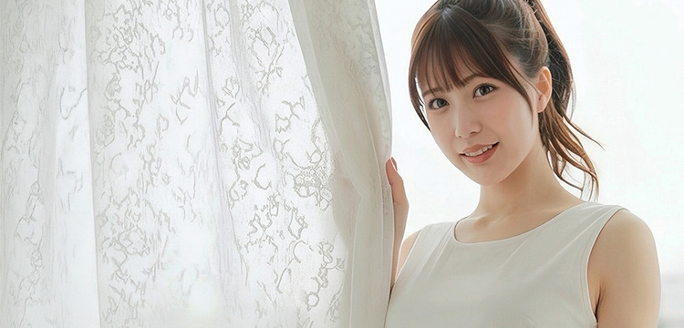 楽しそうにスマホをいじる熟女